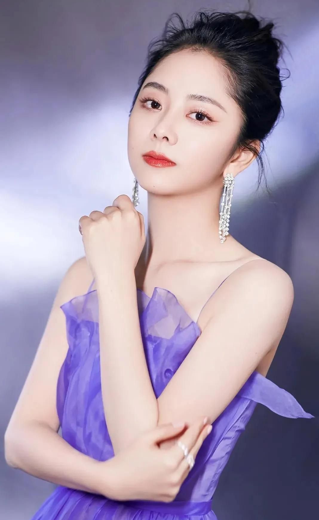 谭松韵美照,楚楚动人!__财经头条