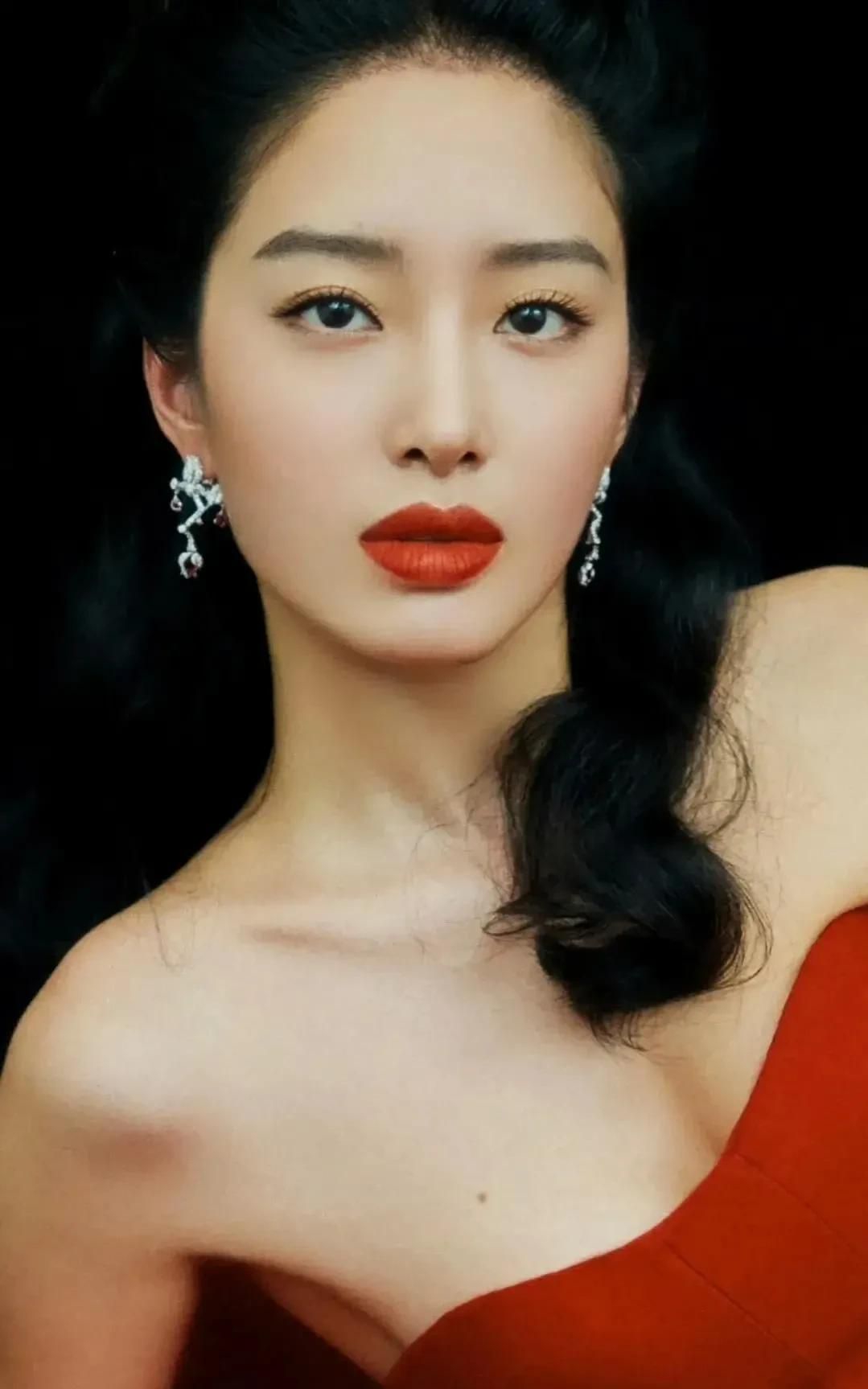 精致优雅的杨采钰楚楚动人温婉秀雅的写真照