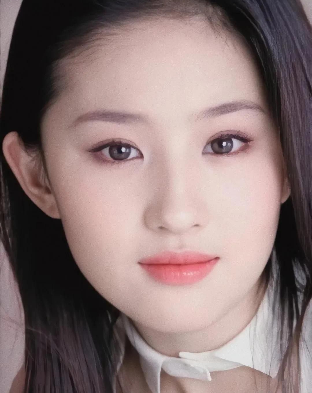 倾国倾城貌的刘亦菲,优雅迷人,温婉秀雅的写真照!