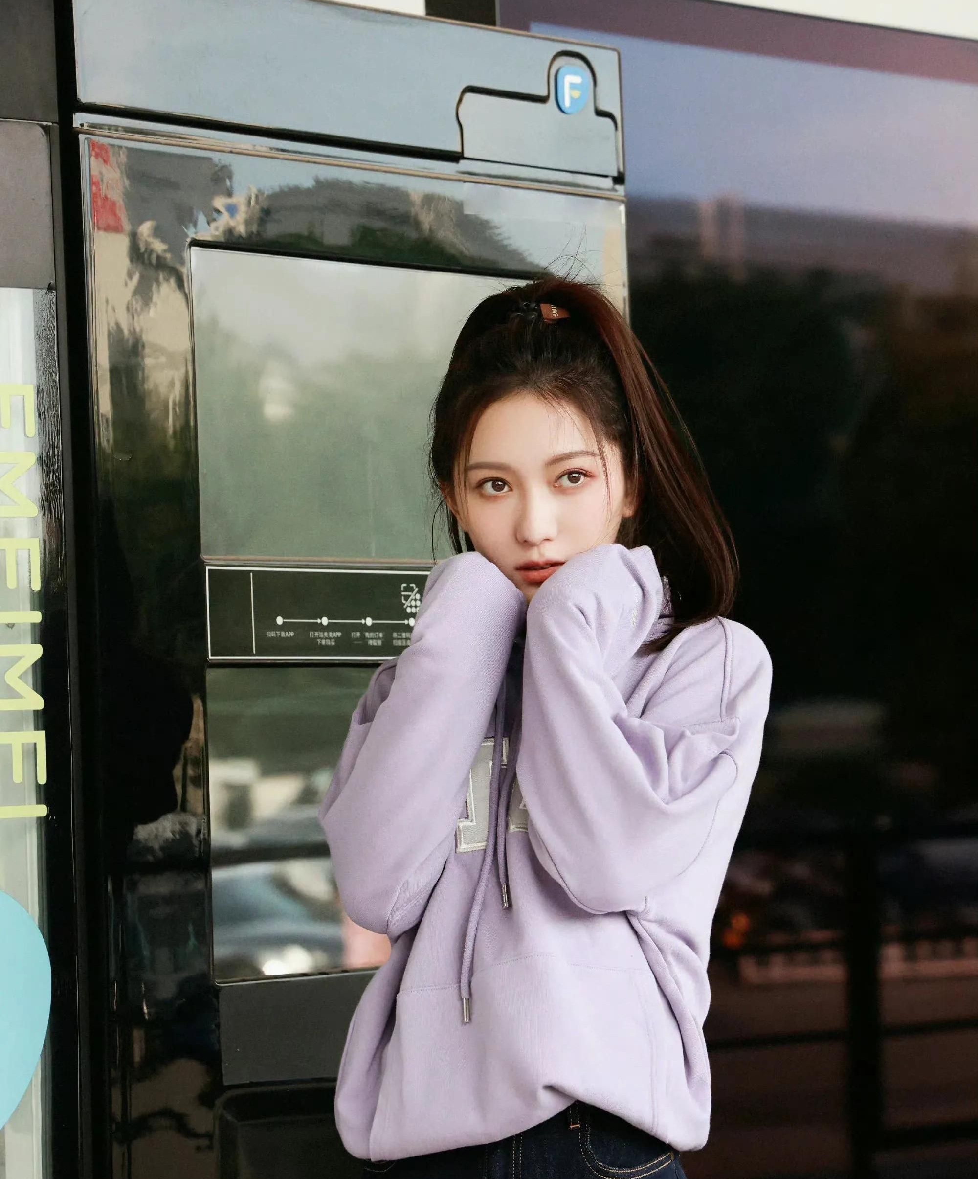 王姿允坐在球场上温柔清新楚楚动人