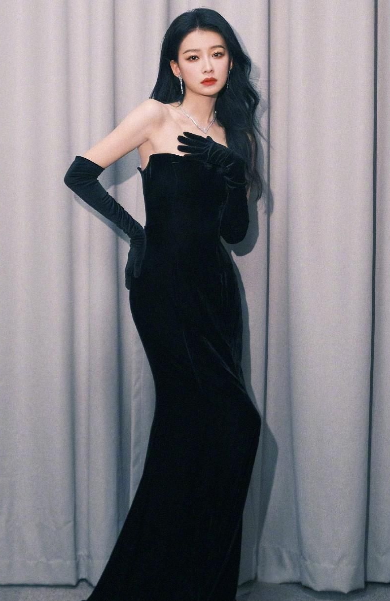 孙怡穿抹胸黑裙身材婀娜皮肤白皙美艳动人