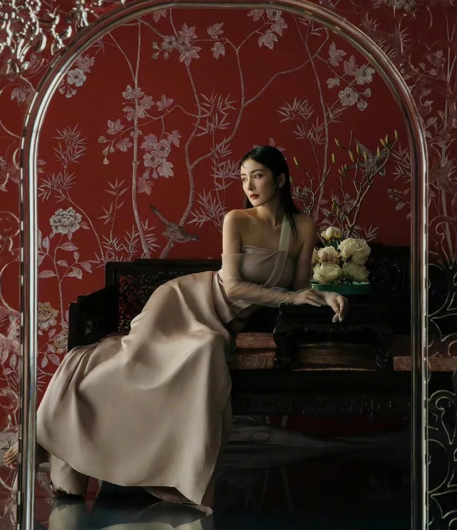 杨幂复古国风芭莎大片,穿吊带红裙配黑丝妖娆妩媚,美艳动人!