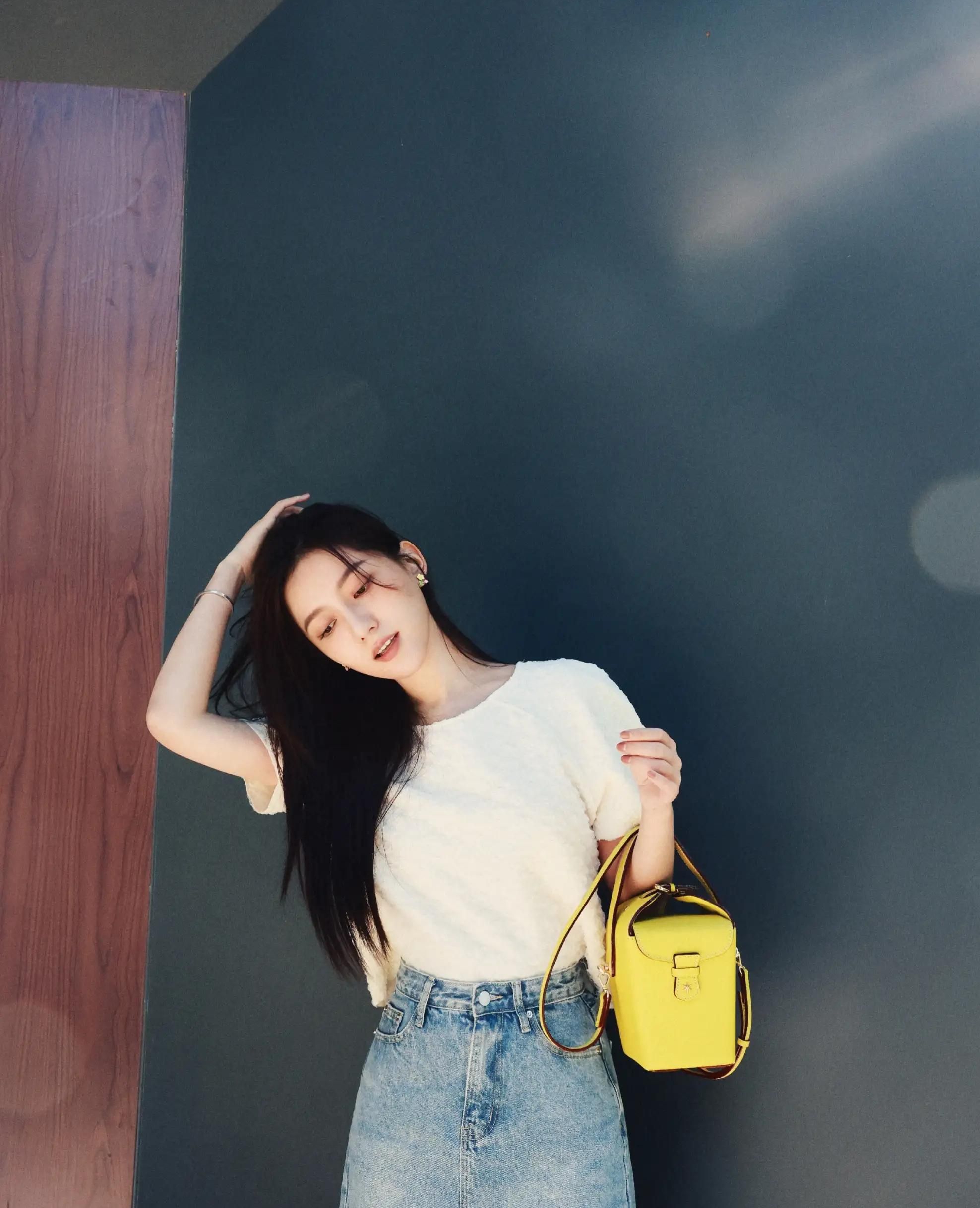 王姿允坐在球场上温柔清新楚楚动人