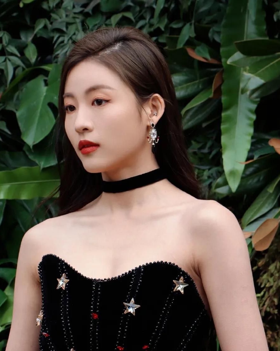 孙芮穿黑色抹胸长裙御姐气场全开,身材火辣,惊艳迷人!__财经头条