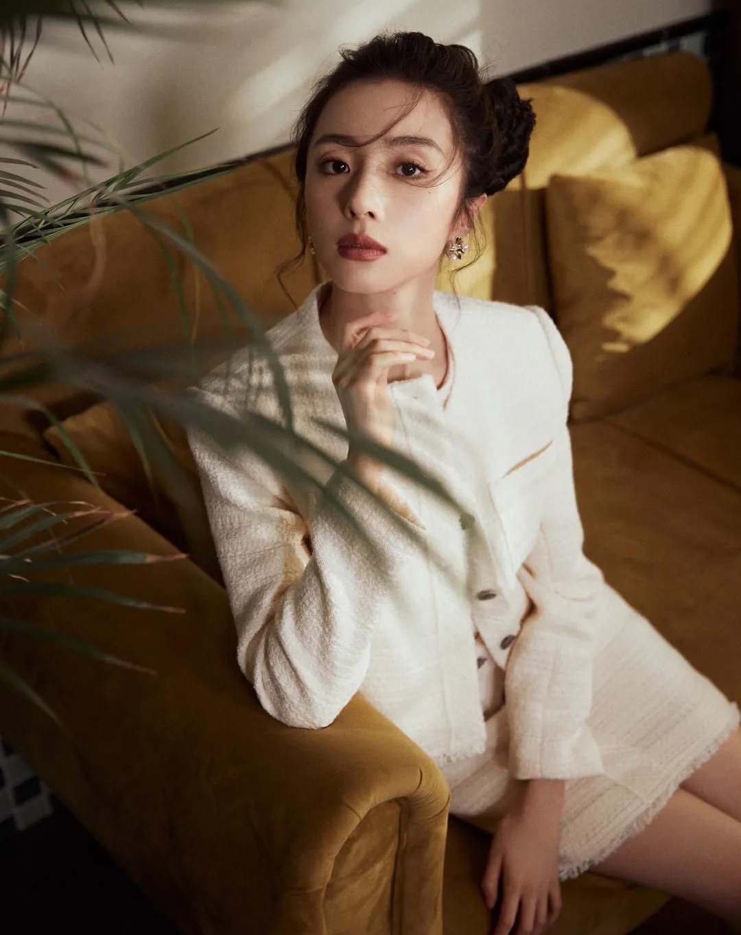 胡冰卿时尚写真,蓝色西装搭配摩登发型,惊艳迷人!__财经头条