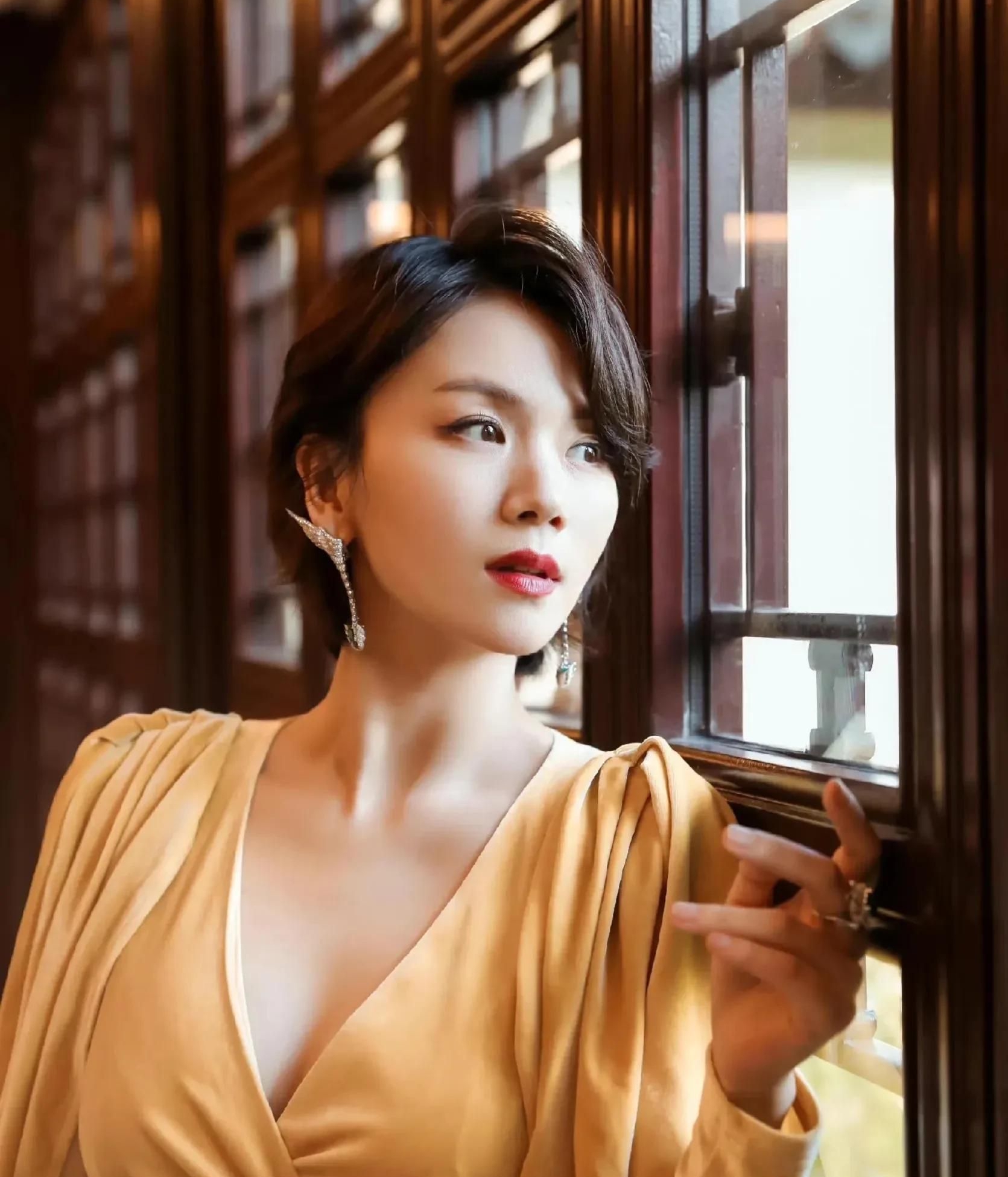 端庄大方的曹曦文,优雅迷人,魅力无限的写真照!_高清图集_新浪网