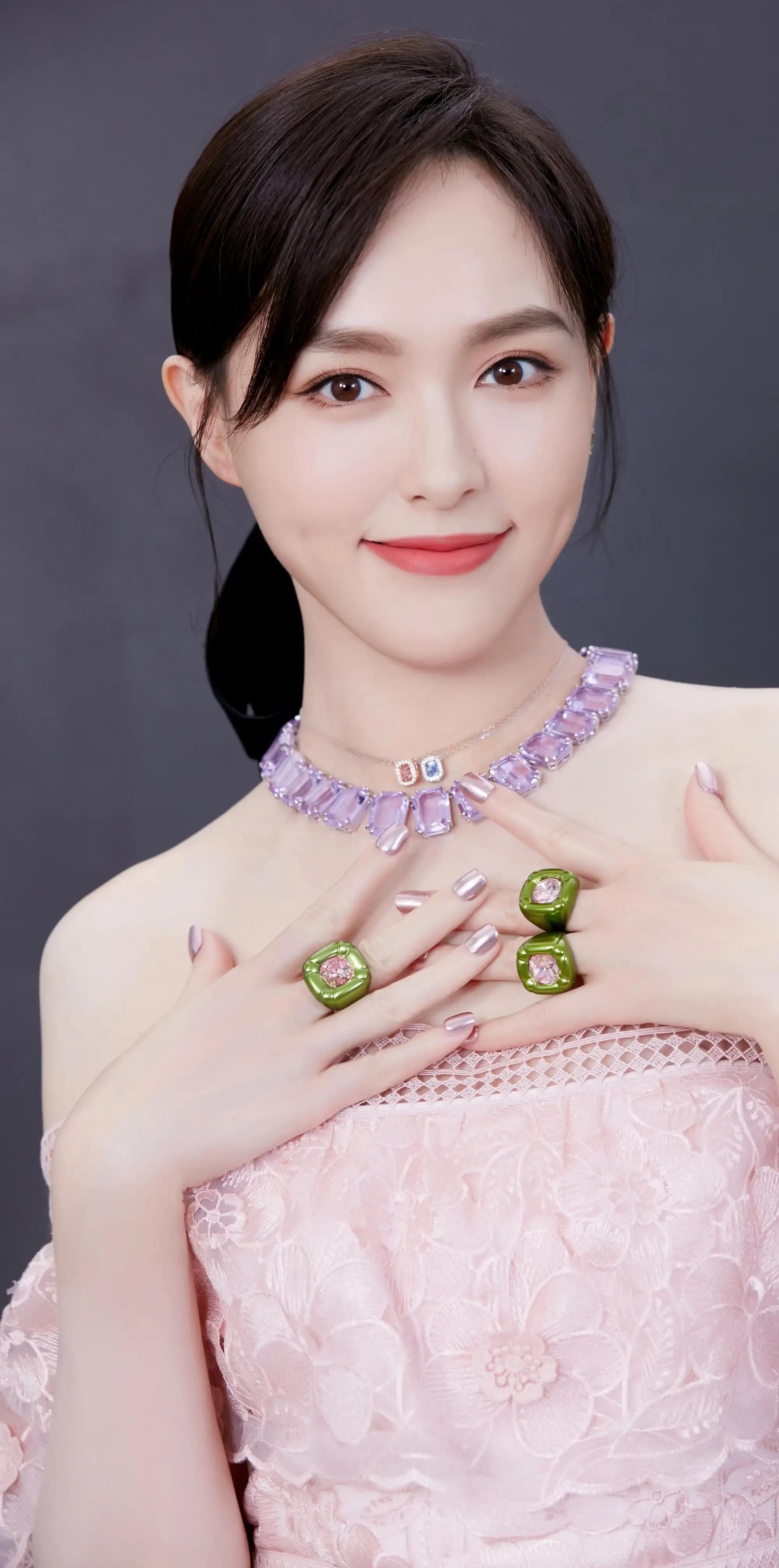 唐嫣微笑的时候露出小酒窝楚楚动人