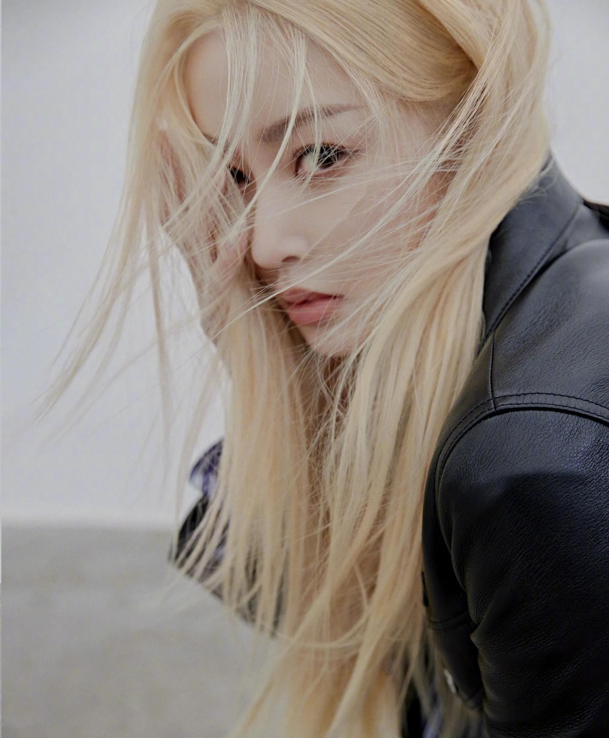 张天爱金发皮衣霸气酷飒,穿超短裤黑丝秀美腿,妖娆妩媚!