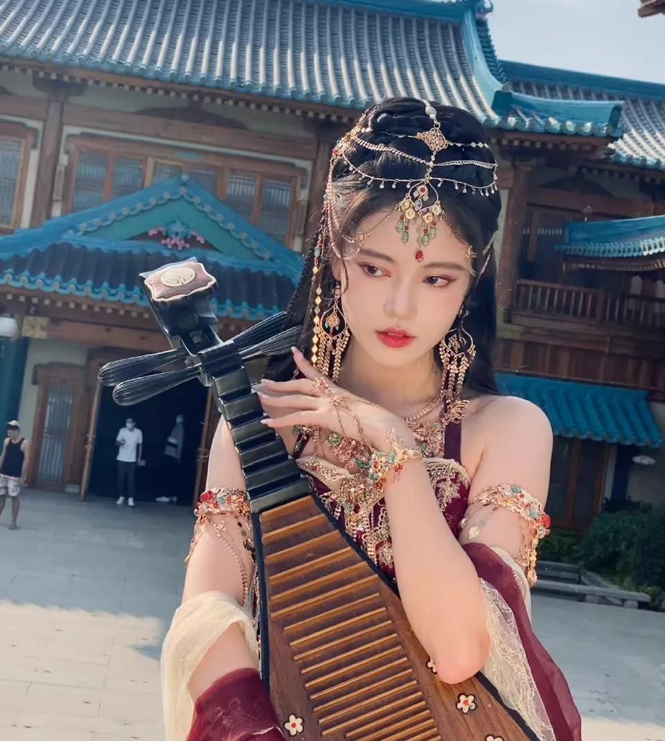 孙珍妮西域风写真怀抱琵琶风情万种