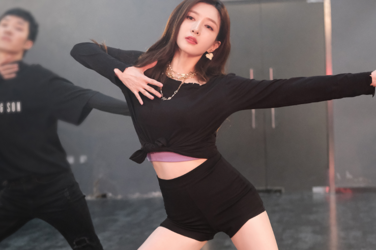 江疏影练习室舞蹈照片曝光,看到她的身材后,确定我没有眼花吧