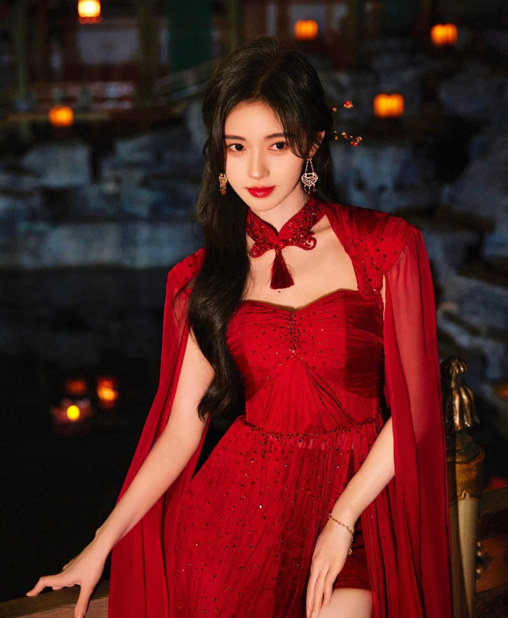 鞠婧祎:一身红色连衣裙太惊艳,美艳大气!__财经头条