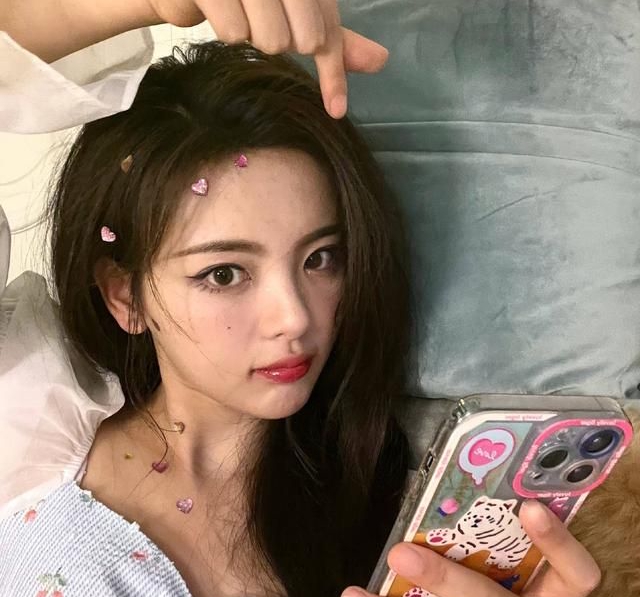 杨超越自拍抿嘴比心俏皮可爱