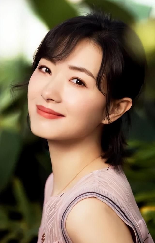 短发红唇魅力十足万茜,娇艳如花,时尚魅力!__财经头条