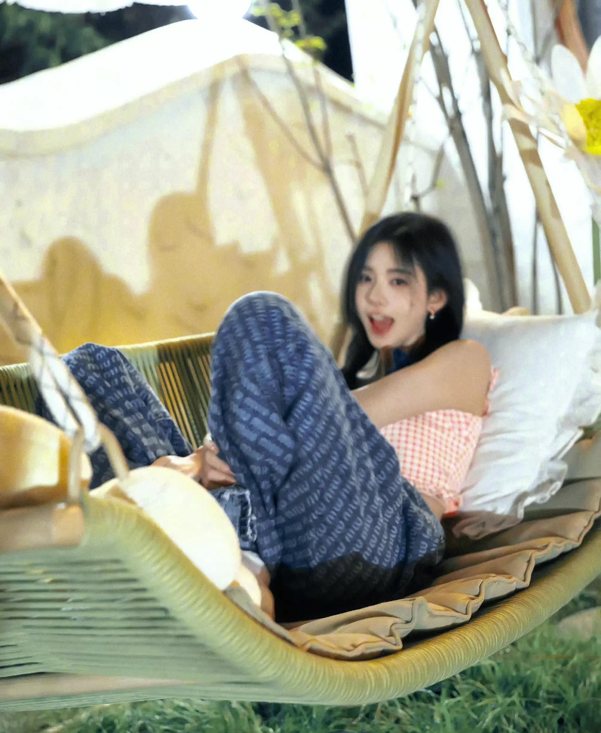 鞠婧祎,穿吊带格子背心,青春靓丽,美艳动人!