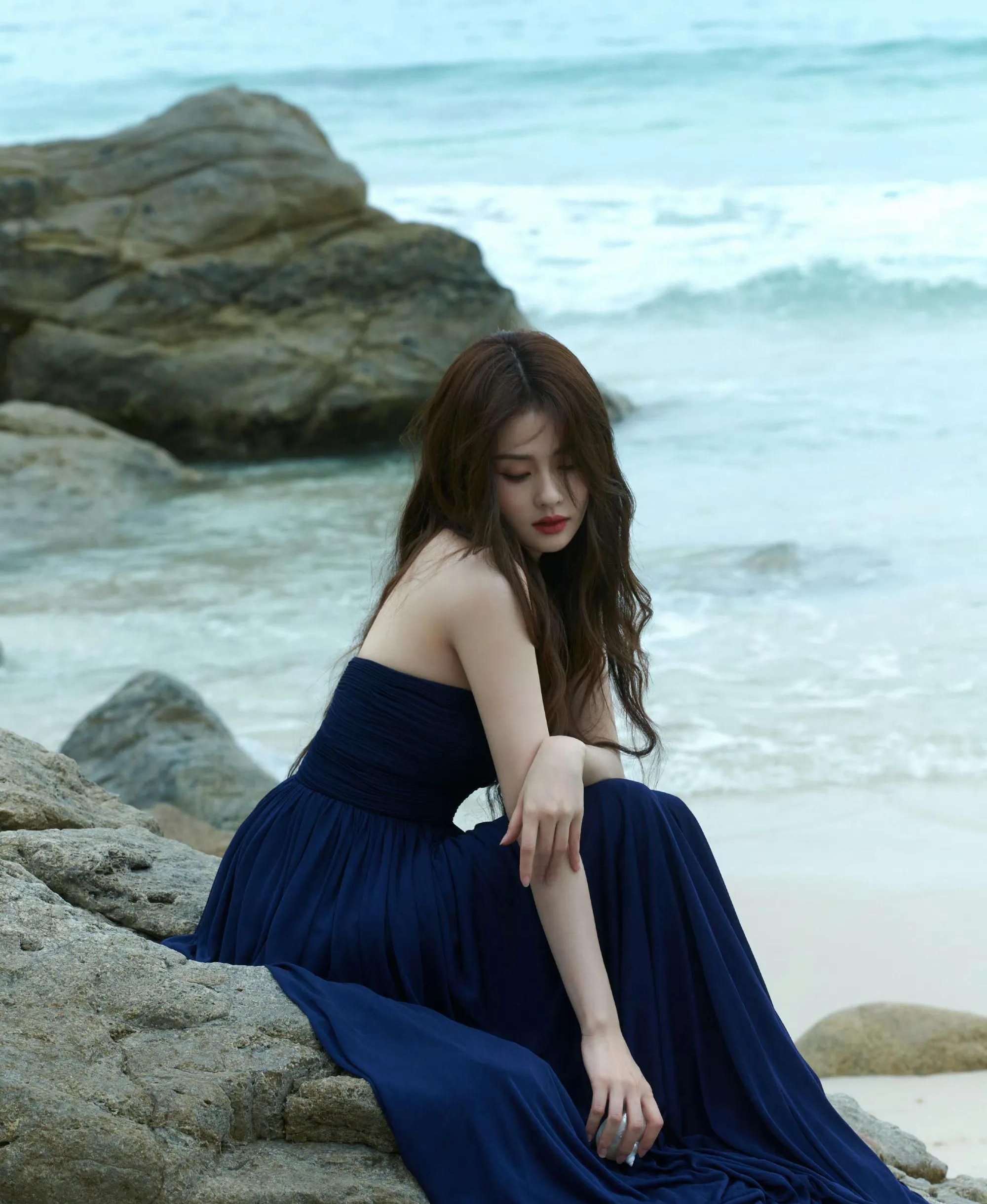 白鹿海滩氛围感大片,穿深v身材丰满,露香肩美背,风情妩媚!