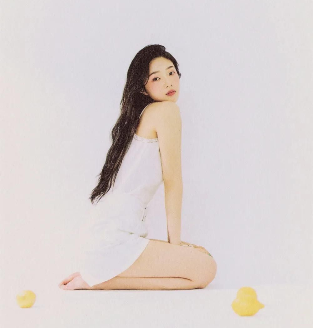 朴秀荣纯欲美艳写真,肤白貌美身材比例凹凸有致,美艳动人!