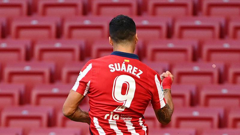 9号!苏亚雷斯展示马竞新球衣