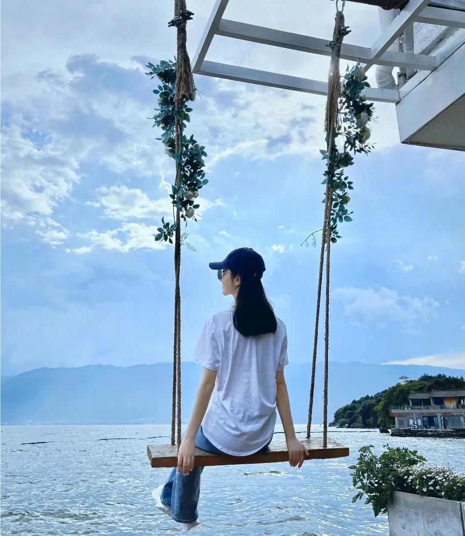 阳光明媚的海边,景甜一日悠闲时光,楚楚动人!__财经头条