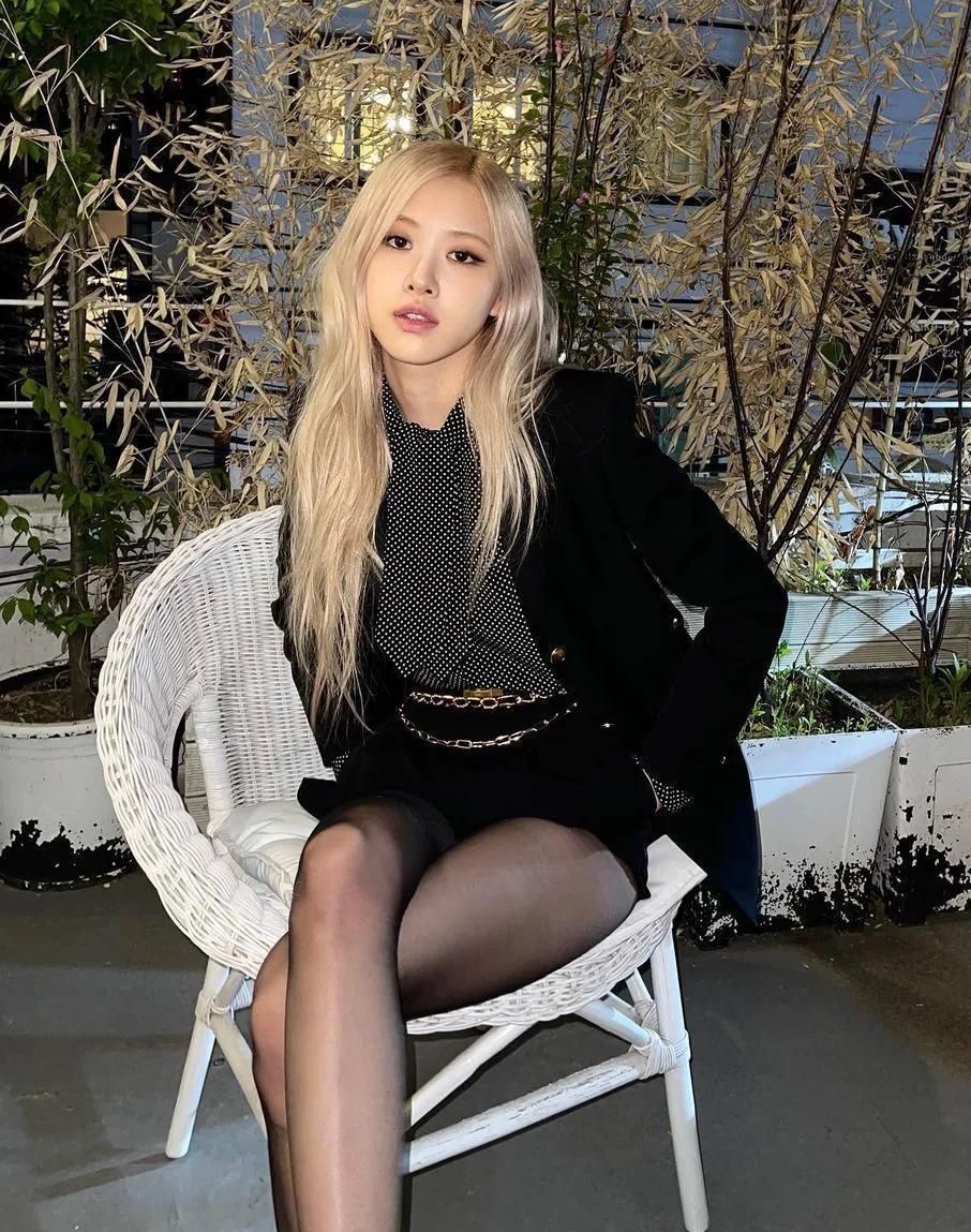 朴彩英黑色西装造型,英姿勃发,飒爽俏丽!