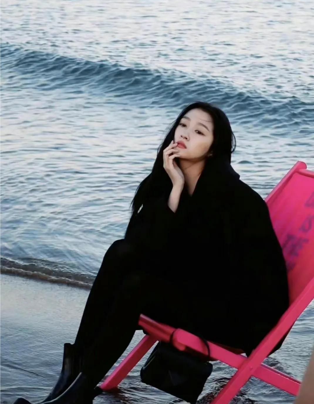 关晓彤海边美照,浓颜冷美人,楚楚动人!__财经头条