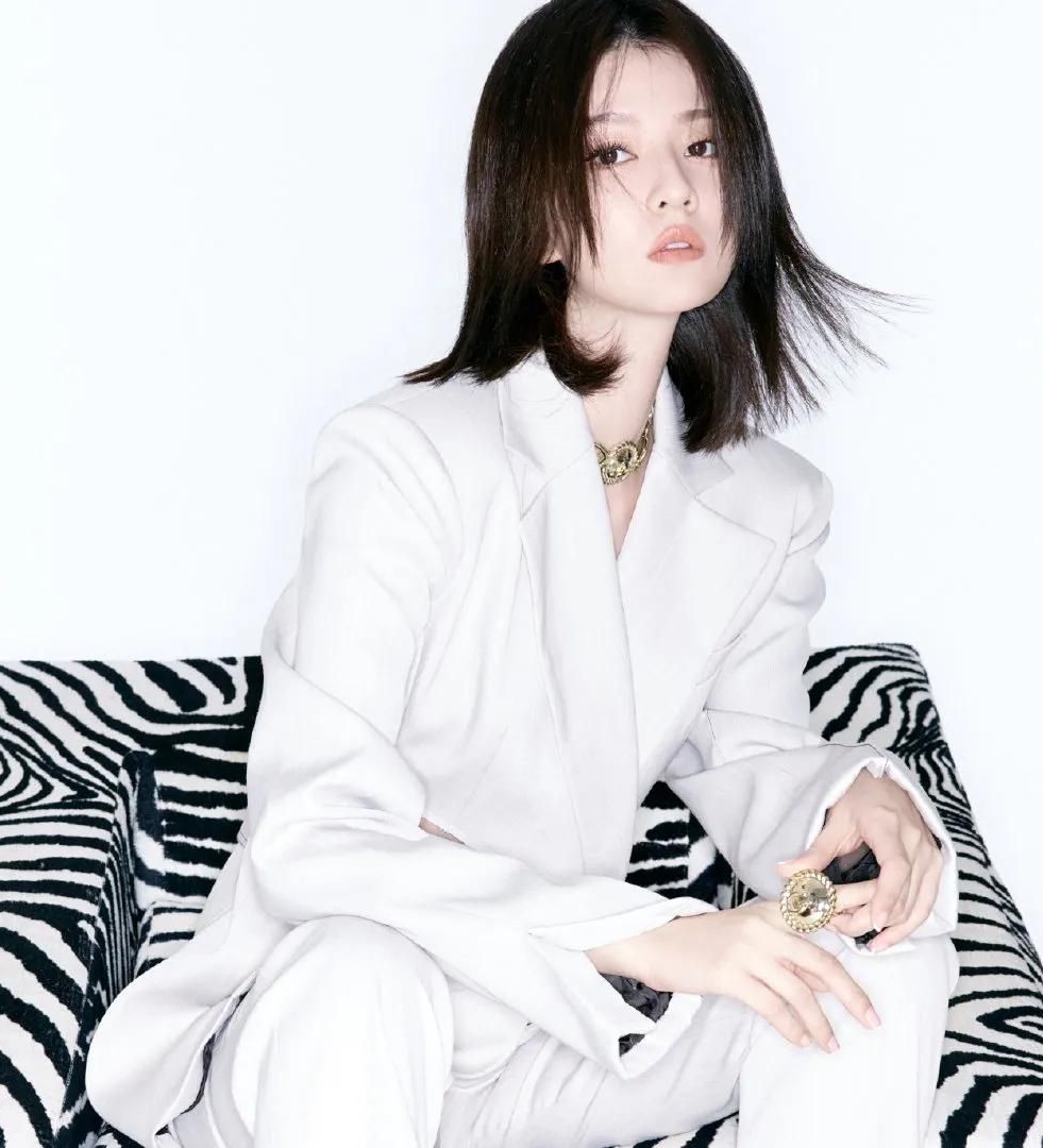 乔欣西装镂空秀出腹肌搭配利落短发飒爽俏丽