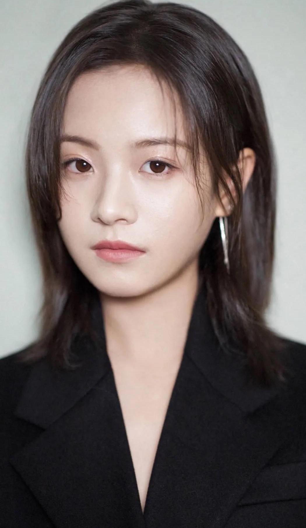 李庚希粉嫩佳人优雅写真,娇俏可人!