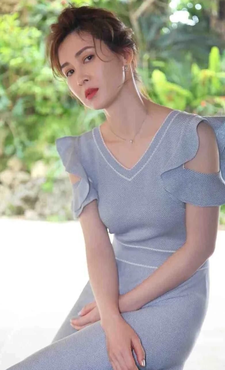 童蕾高清淡雅时尚写真,温婉可人!__财经头条