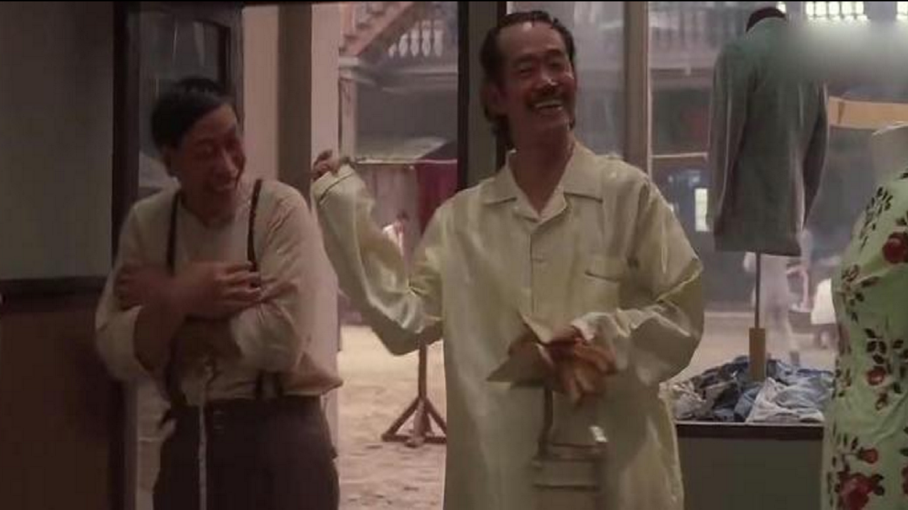 看包租公吃早饭,吃完还喝一口酒漱漱口,这种悠闲生活太向往了!