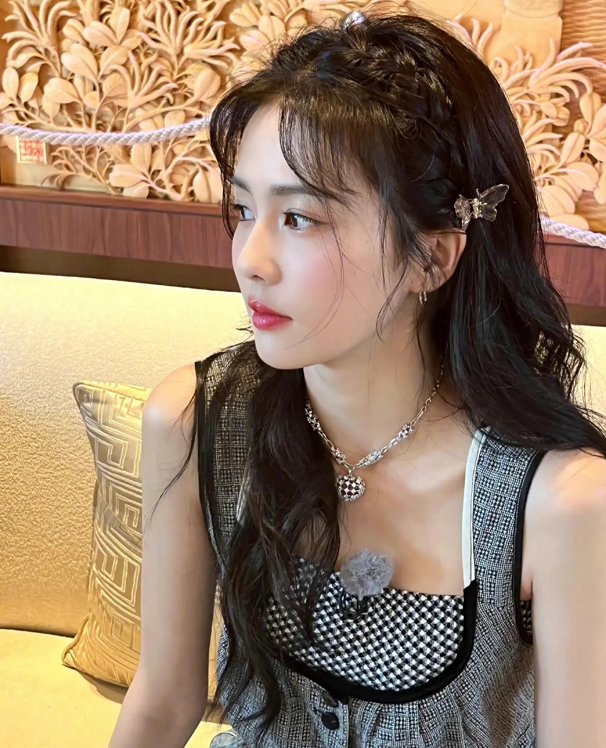 温婉秀雅的白鹿甜美可爱明艳动人