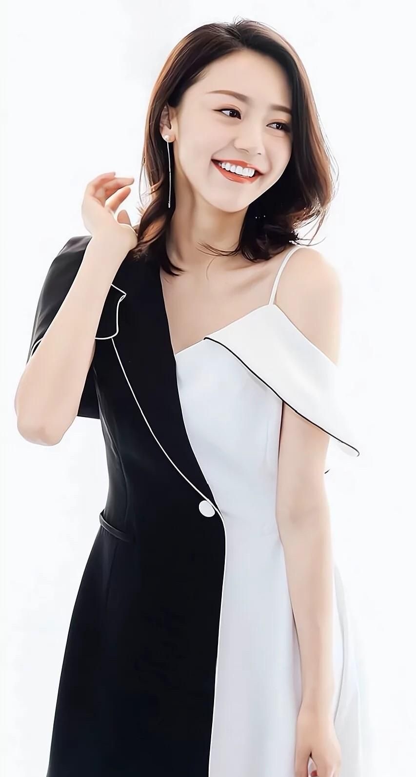 黄梦莹端庄优雅恬静写真,时尚俏丽!__财经头条