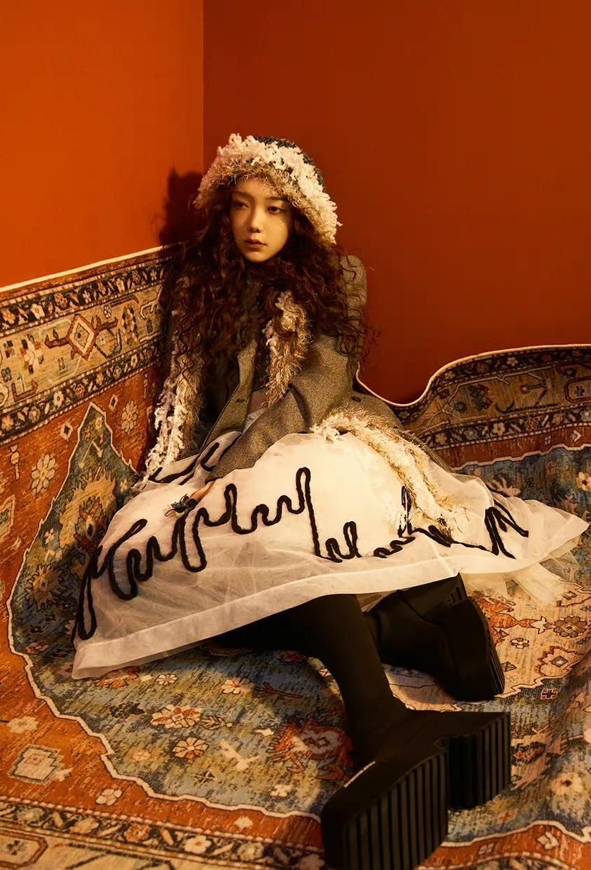 希林娜依高彩色织线童话感写真,羊毛卷发型,异域风满满!