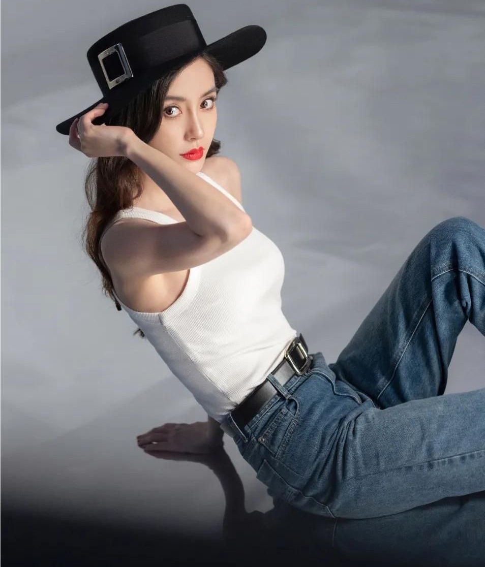angelababy率真自然美照优雅自信姿态尽显楚楚动人
