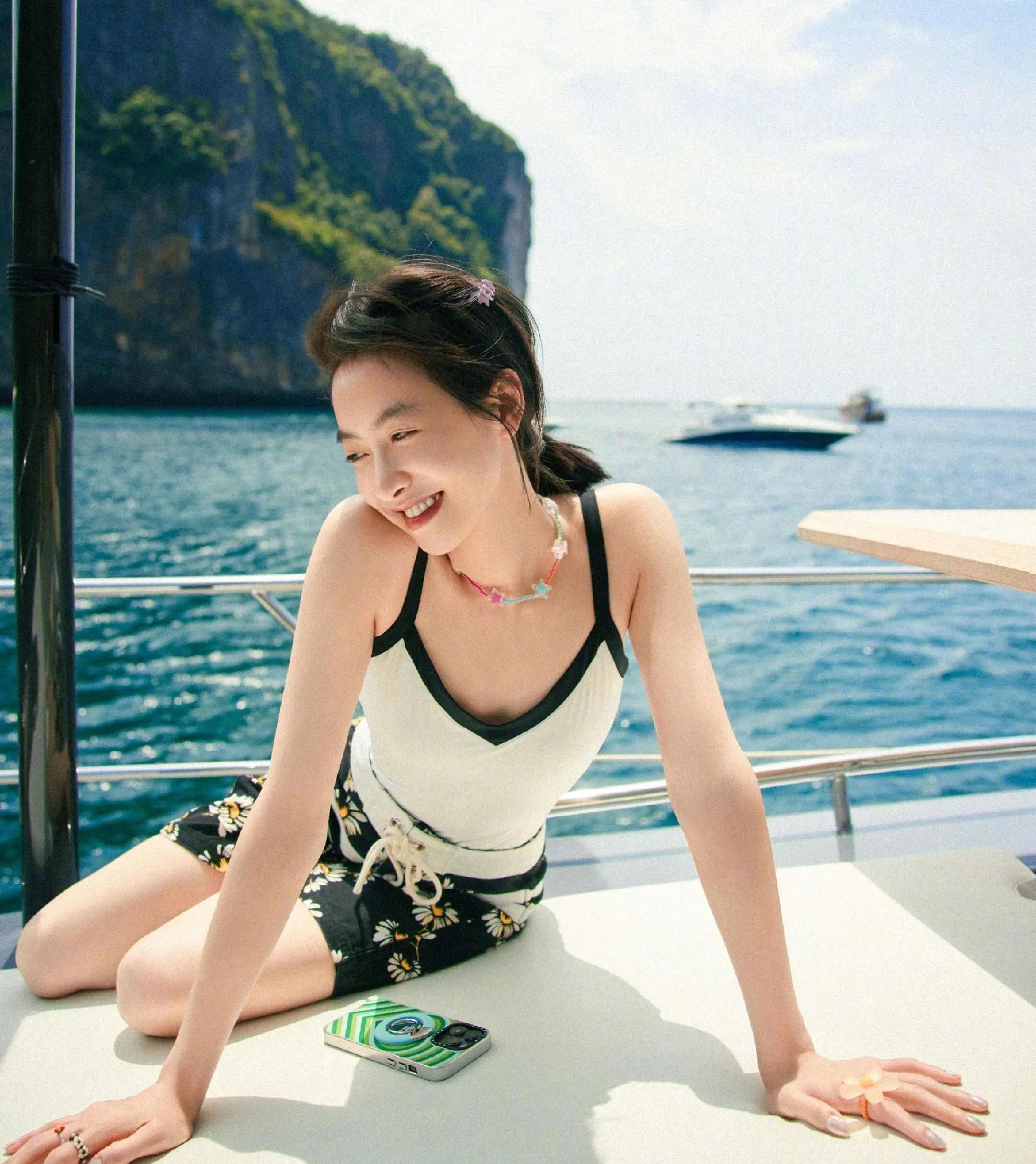 宋茜晒海边游玩照,穿吊带深v身材凹凸有致,大秀美背风情妩媚!