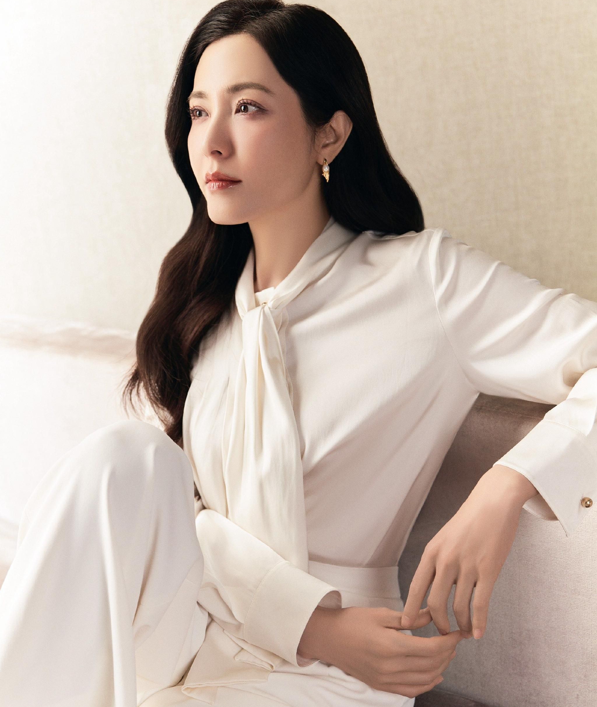 曾黎白色套装优雅时尚写真灵动优雅明艳动人