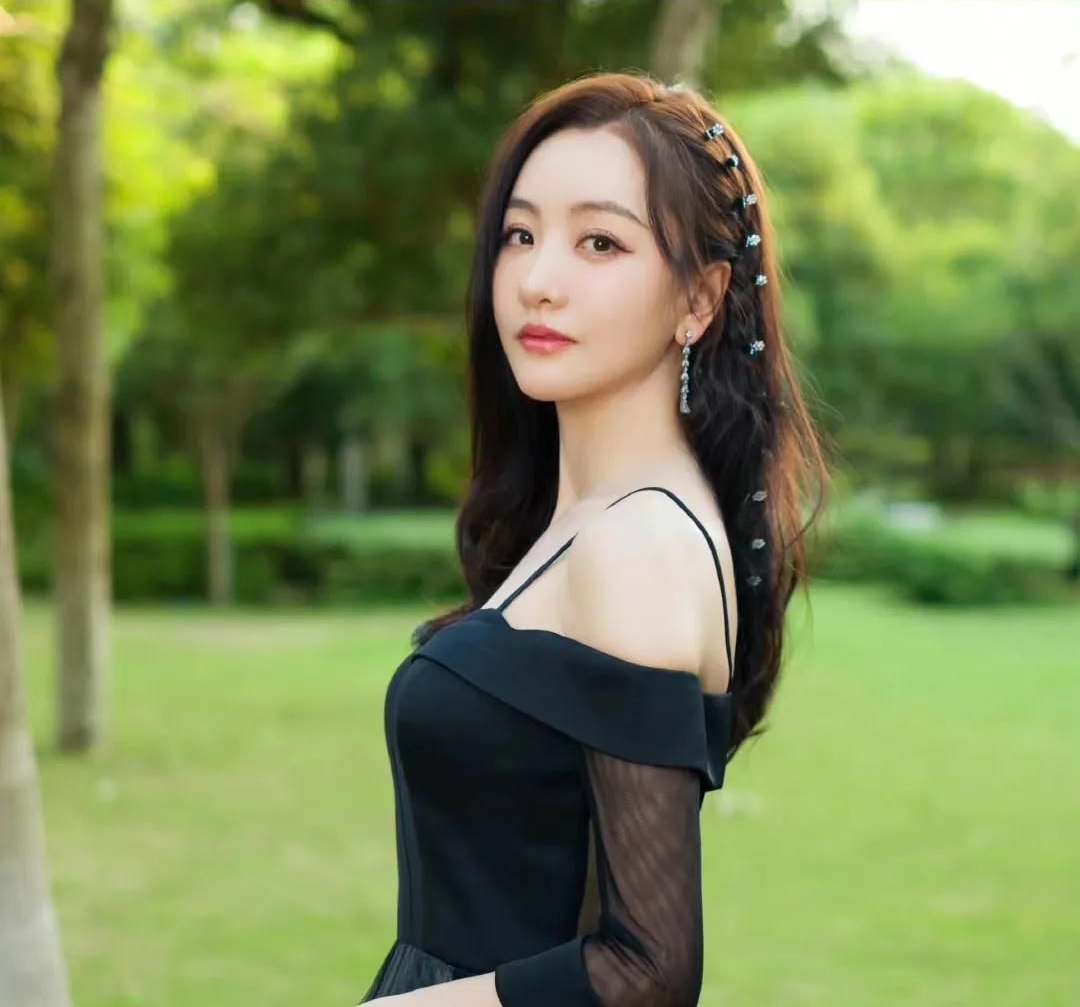 杨蓉穿黑色薄纱裙子芳菲妩媚青春靓丽