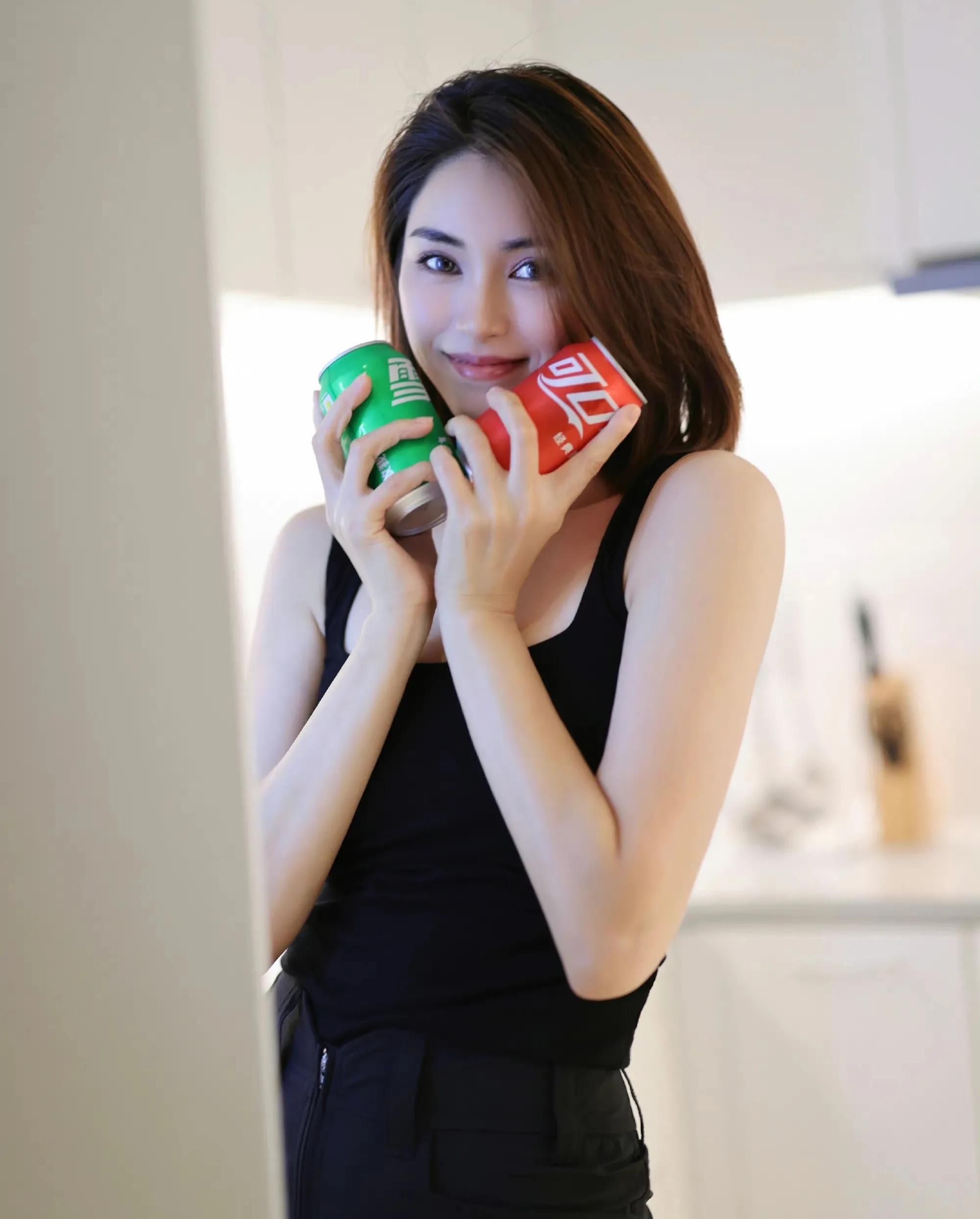 田蕾希穿着黑色的背心,精致优雅,明艳动人!_高清图集_新浪网