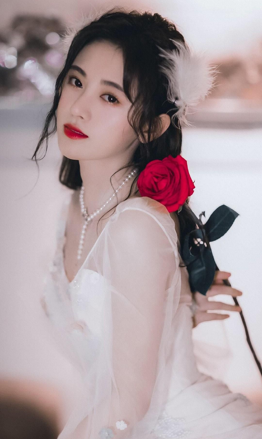 鞠婧祎的清纯美照楚楚动人