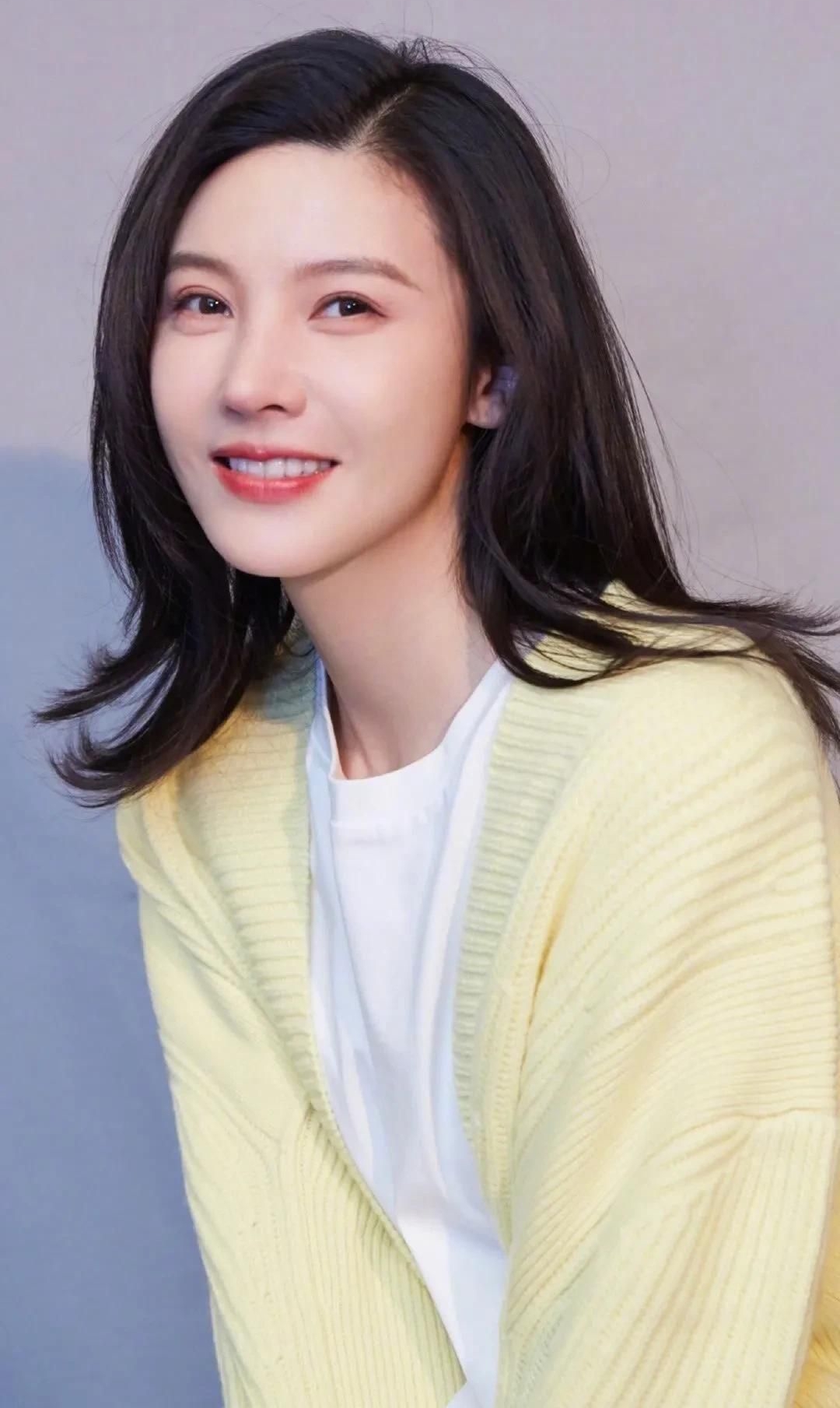 杨子珊端庄优雅温柔写真,时尚俏丽!