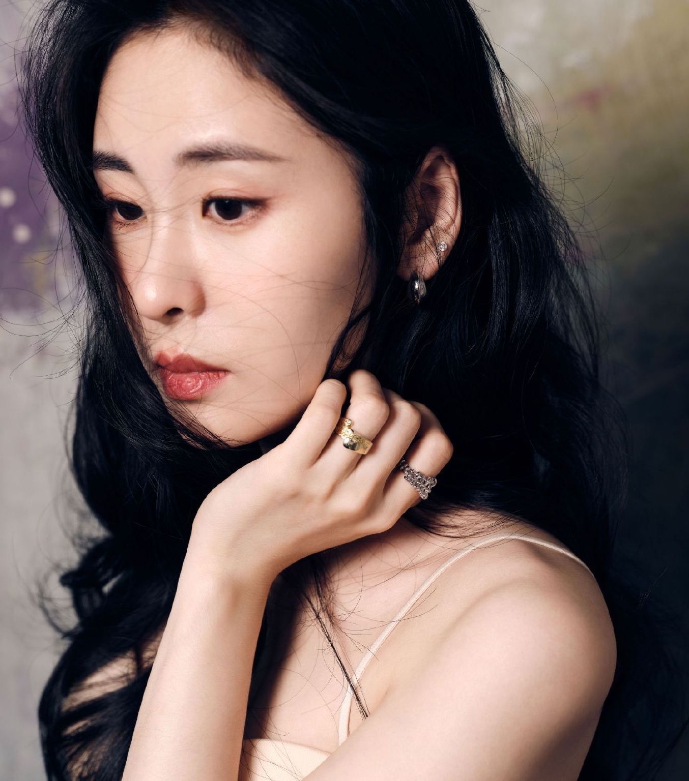 张碧晨浅金色吊带连衣裙写真,恬静温婉,优雅迷人!