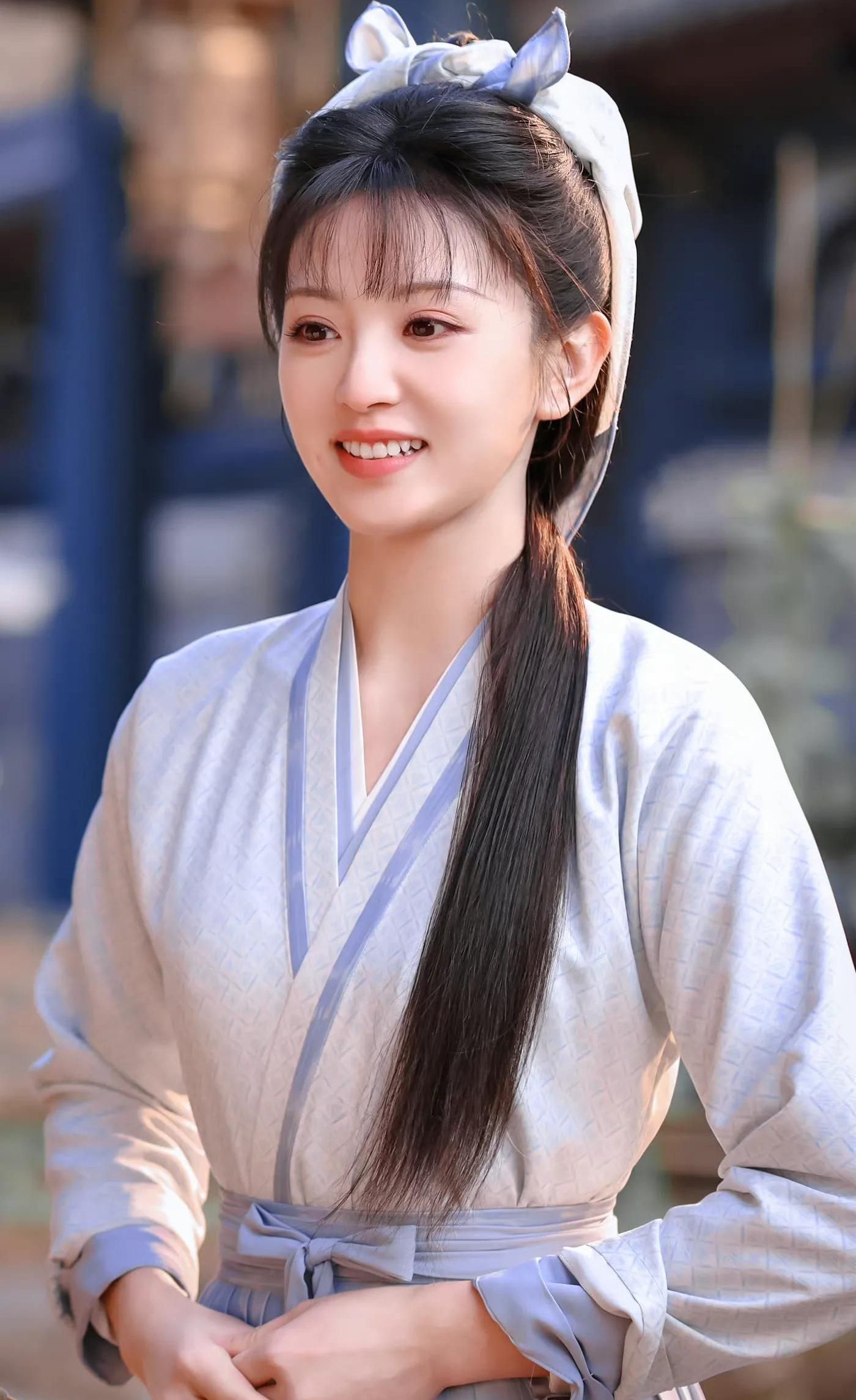 田曦薇古装造型芳菲妩媚甜美可人