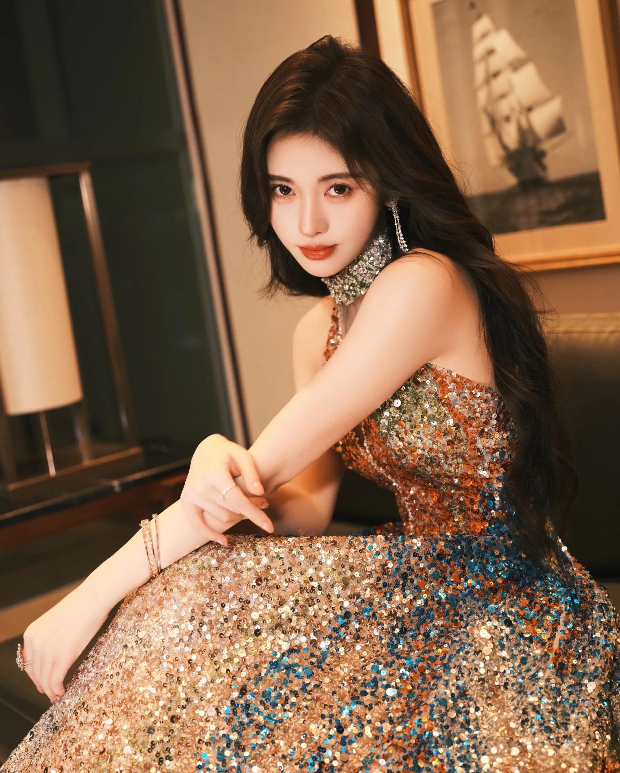 鞠婧祎鎏金露背长裙造型一身亮片高贵又美艳楚楚动人