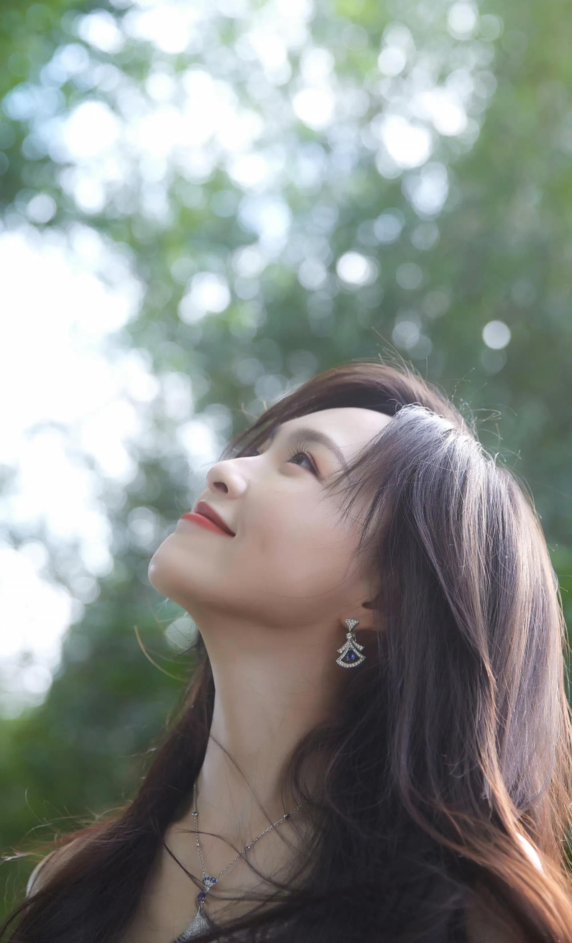 唐嫣微笑的时候露出小酒窝楚楚动人