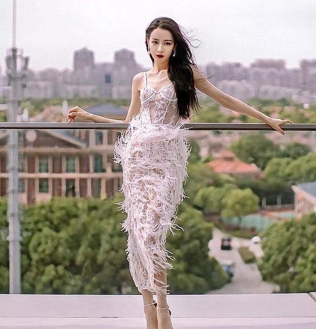 迪丽热巴穿高跟鞋秀美长腿优雅迷人