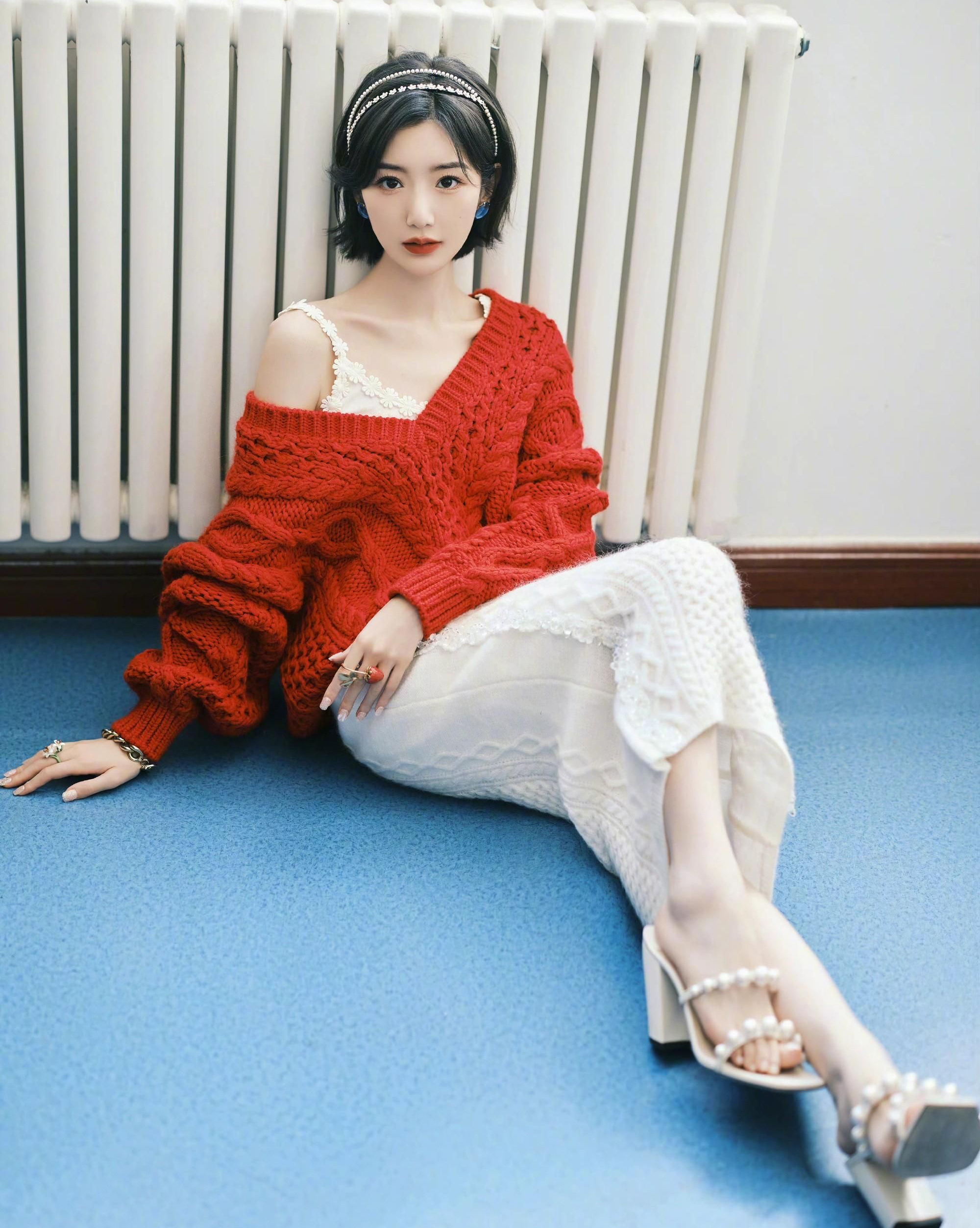 毛晓彤樱桃小嘴,白皙透红,杨柳细腰,时尚俏丽!__财经头条