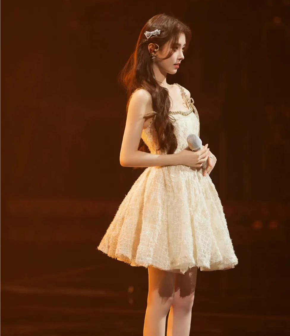 晚风轻拂,鞠婧祎舞台美照,明艳动人!__财经头条