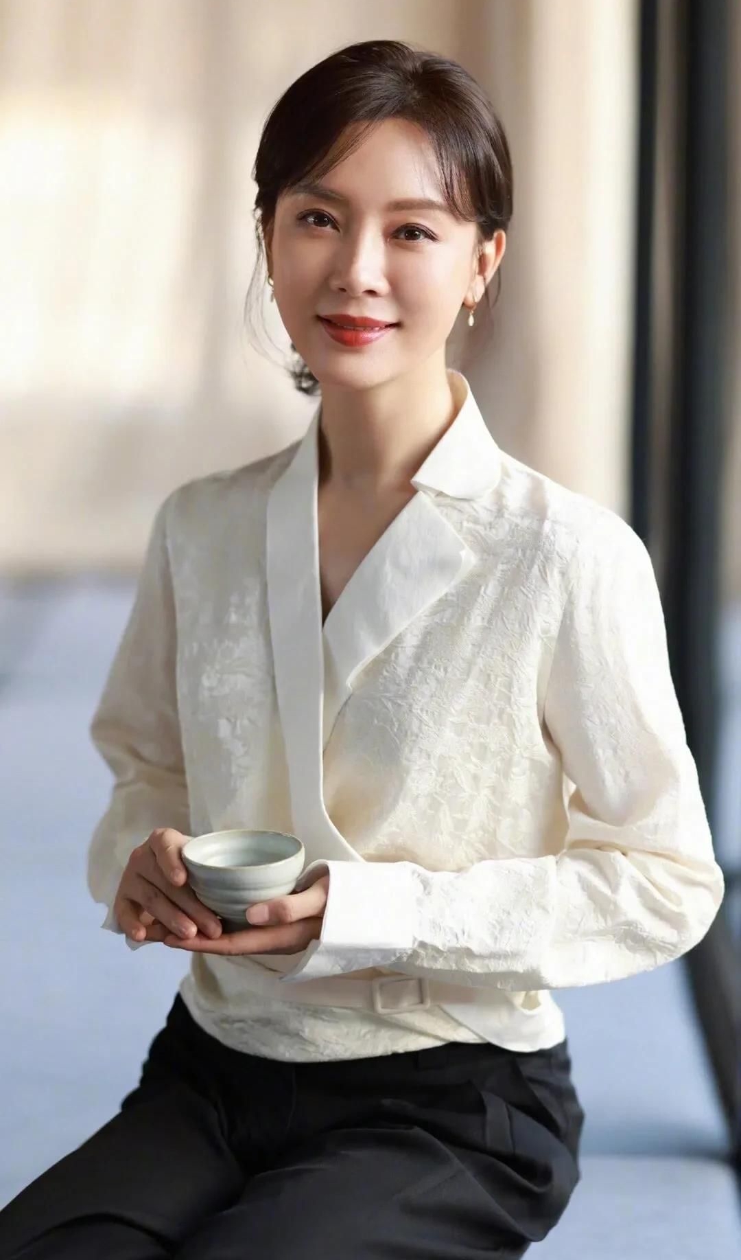 陈数端庄优雅温柔写真,美艳动人!__财经头条