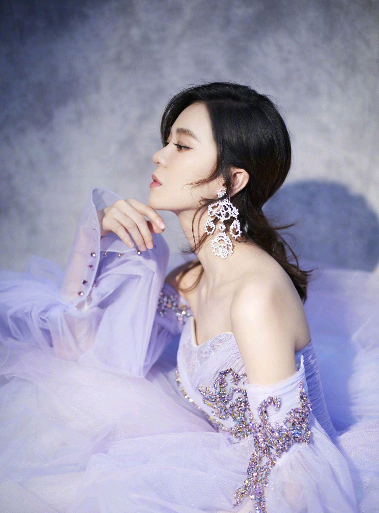 郁可唯是才华与颜值并存的女子身穿白色工装裙配短靴又美又飒