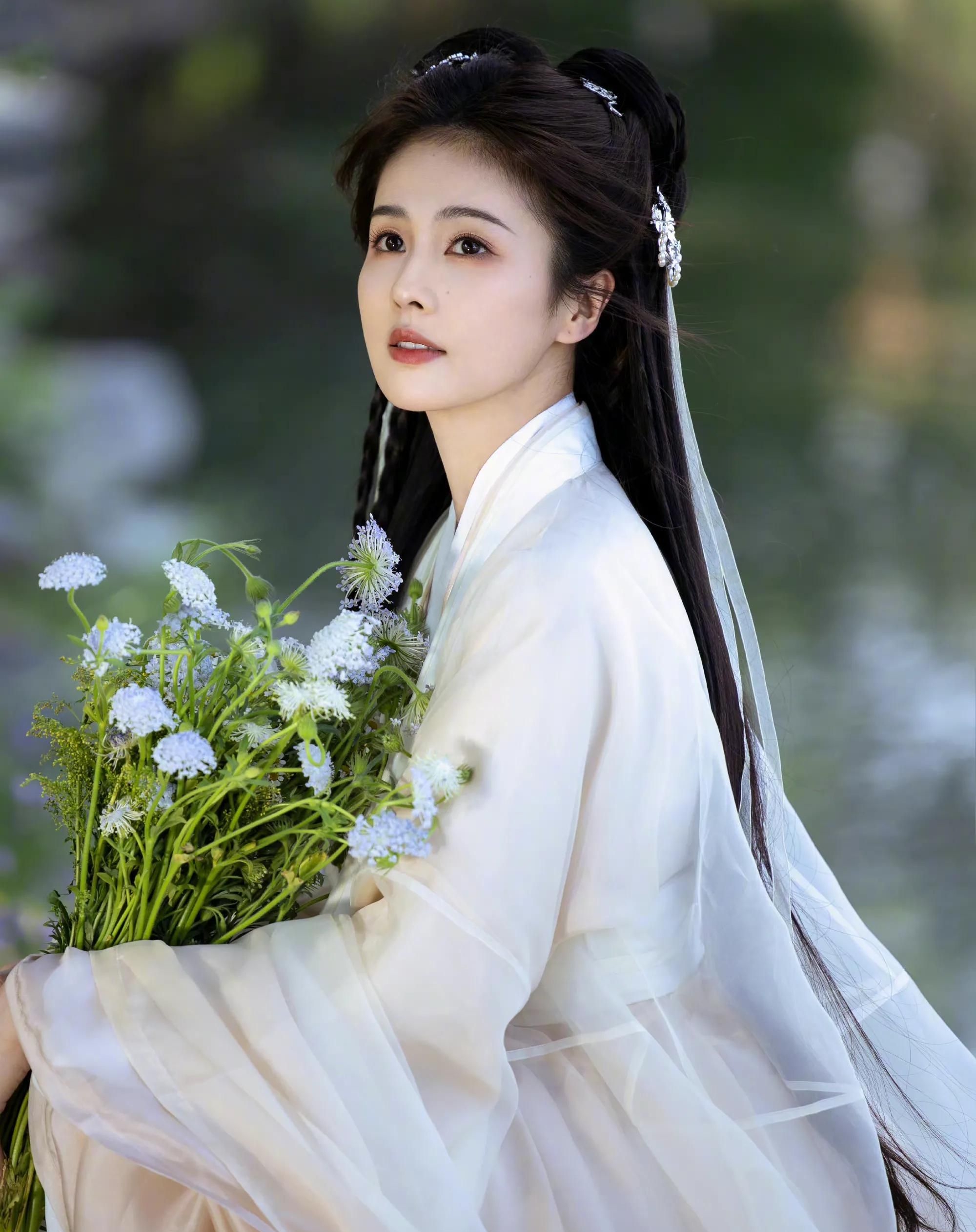 白鹿的古装造型身姿窈窕甜美动人