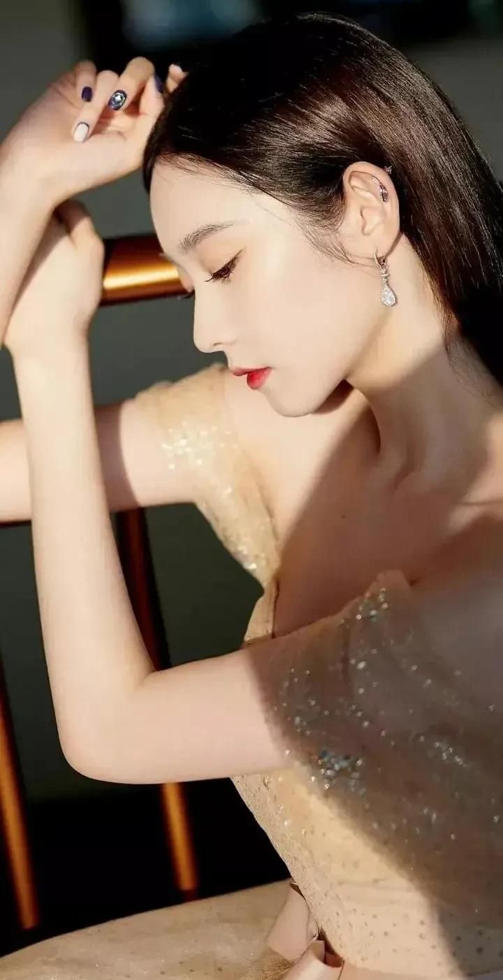 青春靓丽的张亦凡,甜美可爱,尽显迷人风姿!__财经头条