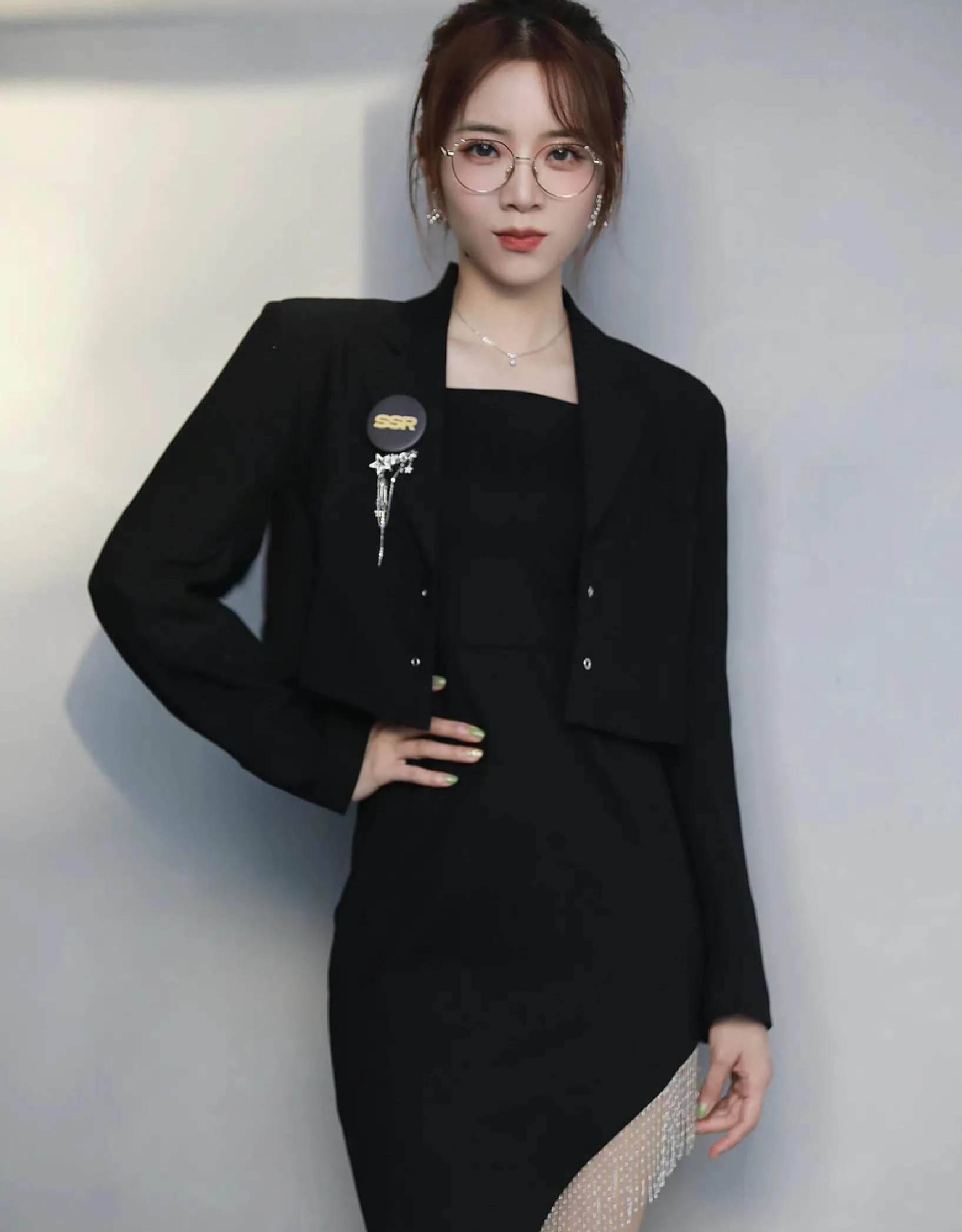 余霜穿西装工作,飒爽俏丽,楚楚动人!_高清图集_新浪网